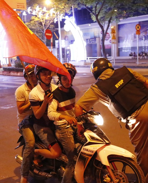 Từ bệnh viện cho đến Phố đi bộ, hàng trăm nghìn CĐV đã có một đêm 'không ngủ' với U23 Việt Nam ảnh 18