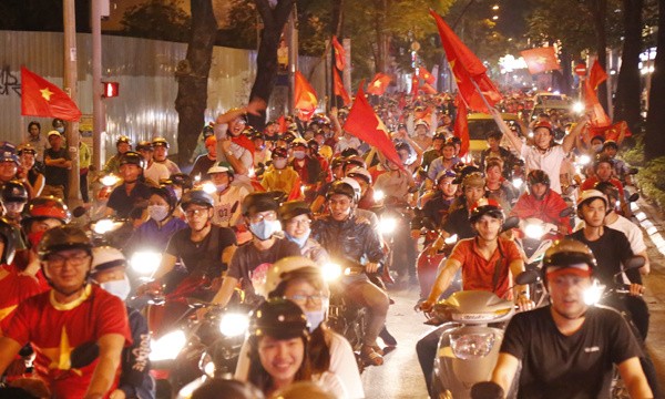 Từ bệnh viện cho đến Phố đi bộ, hàng trăm nghìn CĐV đã có một đêm 'không ngủ' với U23 Việt Nam ảnh 14