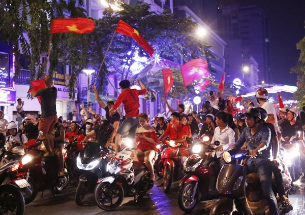 Từ bệnh viện cho đến Phố đi bộ, hàng trăm nghìn CĐV đã có một đêm 'không ngủ' với U23 Việt Nam ảnh 15