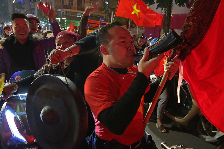 Từ bệnh viện cho đến Phố đi bộ, hàng trăm nghìn CĐV đã có một đêm 'không ngủ' với U23 Việt Nam ảnh 5