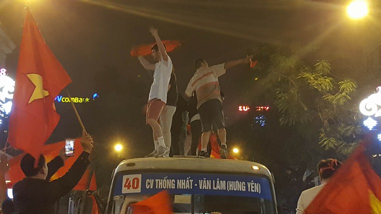 Từ bệnh viện cho đến Phố đi bộ, hàng trăm nghìn CĐV đã có một đêm 'không ngủ' với U23 Việt Nam ảnh 3