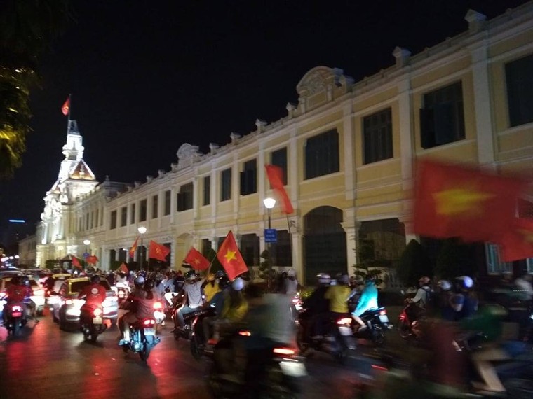 Từ bệnh viện cho đến Phố đi bộ, hàng trăm nghìn CĐV đã có một đêm 'không ngủ' với U23 Việt Nam ảnh 16