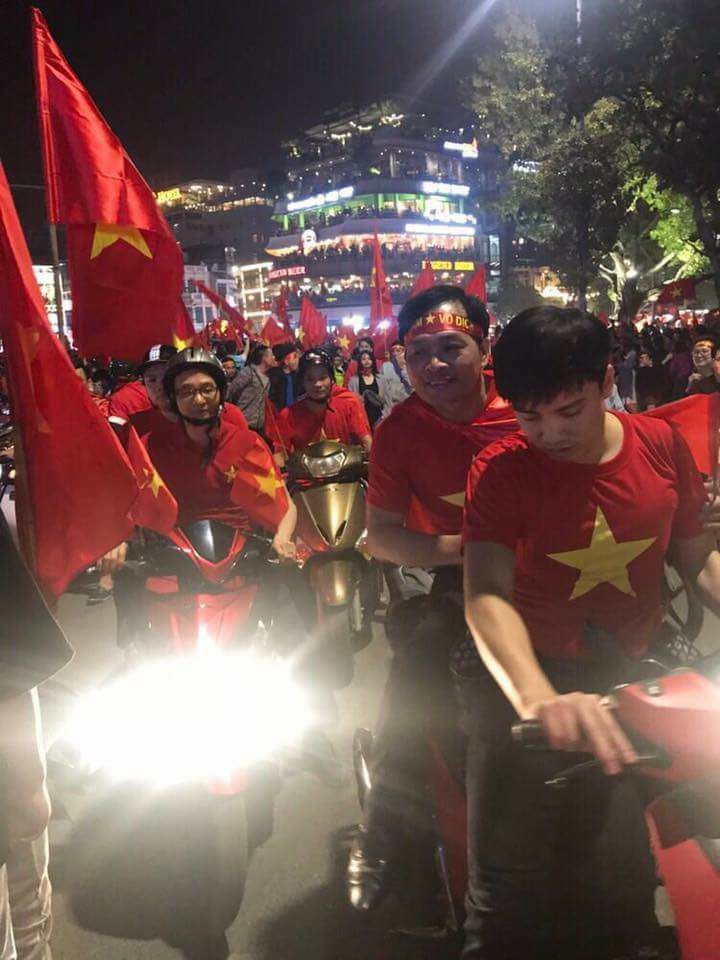 Những cổ động viên đặc biệt trong đêm 'bùng nổ' cùng U23 Việt Nam ảnh 3