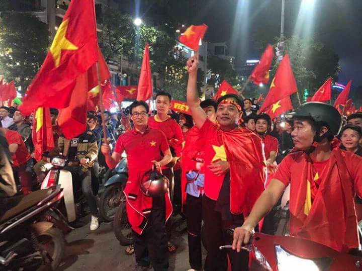 Những cổ động viên đặc biệt trong đêm 'bùng nổ' cùng U23 Việt Nam ảnh 1