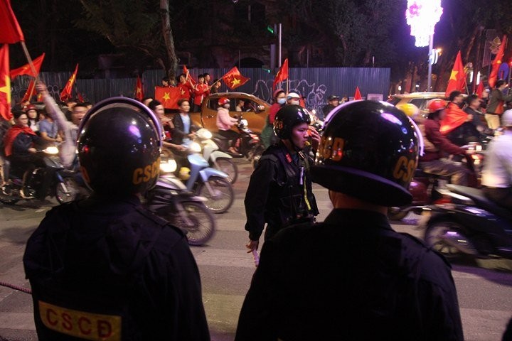 Những cổ động viên đặc biệt trong đêm 'bùng nổ' cùng U23 Việt Nam ảnh 9