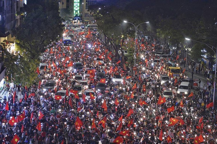 Những cổ động viên đặc biệt trong đêm 'bùng nổ' cùng U23 Việt Nam ảnh 7