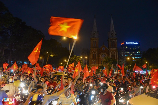 Những cổ động viên đặc biệt trong đêm 'bùng nổ' cùng U23 Việt Nam ảnh 17