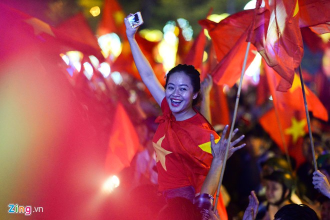 Những cổ động viên đặc biệt trong đêm 'bùng nổ' cùng U23 Việt Nam ảnh 24