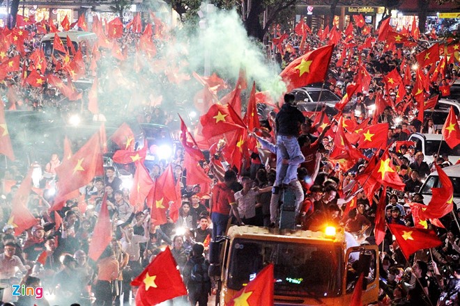 Những cổ động viên đặc biệt trong đêm 'bùng nổ' cùng U23 Việt Nam ảnh 4