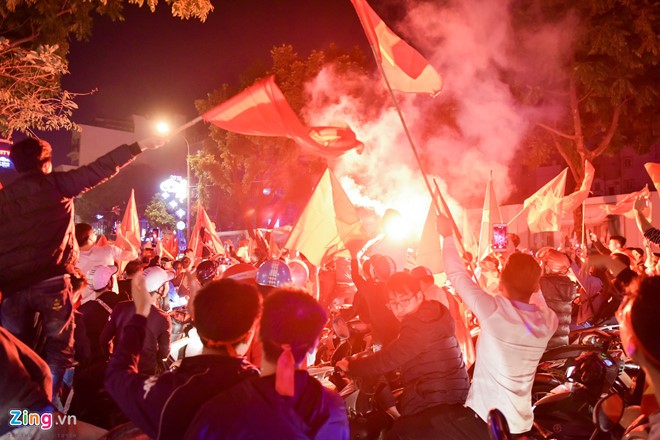 Những cổ động viên đặc biệt trong đêm 'bùng nổ' cùng U23 Việt Nam ảnh 5