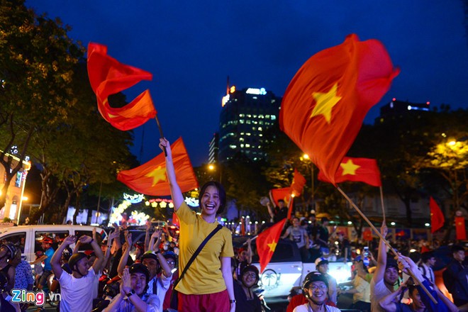 Những cổ động viên đặc biệt trong đêm 'bùng nổ' cùng U23 Việt Nam ảnh 21