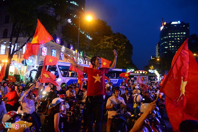 Những cổ động viên đặc biệt trong đêm 'bùng nổ' cùng U23 Việt Nam ảnh 18