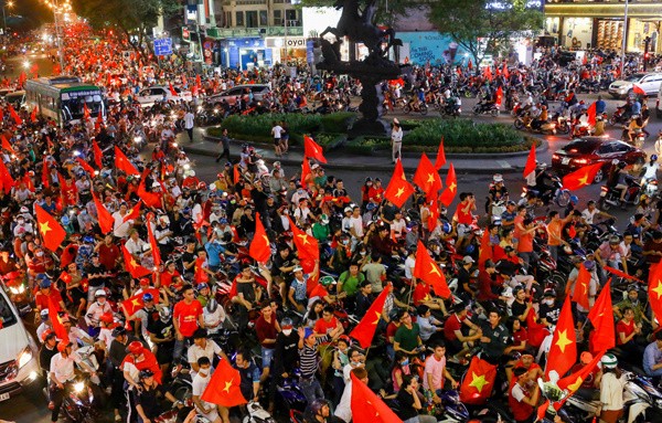 Những cổ động viên đặc biệt trong đêm 'bùng nổ' cùng U23 Việt Nam ảnh 20