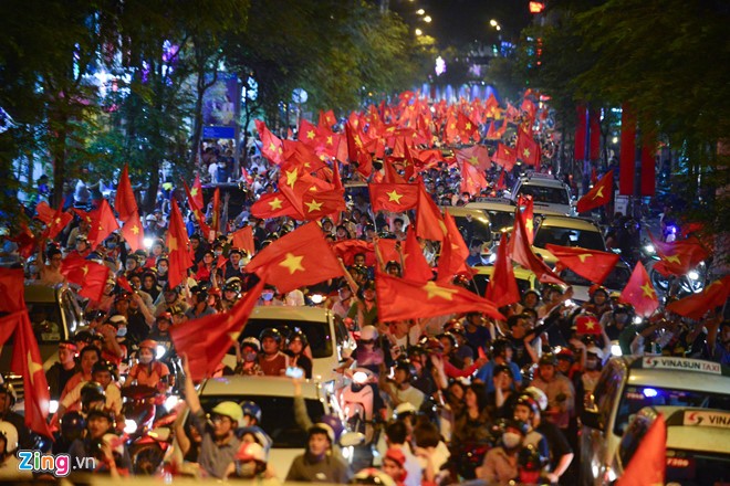 Những cổ động viên đặc biệt trong đêm 'bùng nổ' cùng U23 Việt Nam ảnh 19