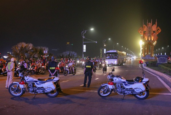 Những cổ động viên đặc biệt trong đêm 'bùng nổ' cùng U23 Việt Nam ảnh 16