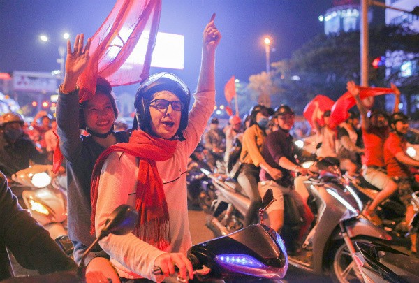 Những cổ động viên đặc biệt trong đêm 'bùng nổ' cùng U23 Việt Nam ảnh 15