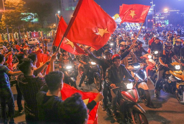 Những cổ động viên đặc biệt trong đêm 'bùng nổ' cùng U23 Việt Nam ảnh 14