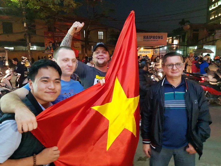 Những cổ động viên đặc biệt trong đêm 'bùng nổ' cùng U23 Việt Nam ảnh 12