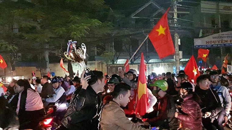 Những cổ động viên đặc biệt trong đêm 'bùng nổ' cùng U23 Việt Nam ảnh 13