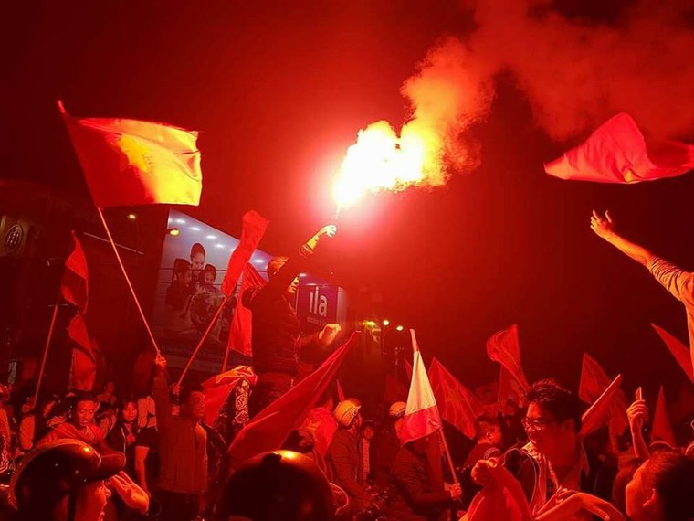 Những cổ động viên đặc biệt trong đêm 'bùng nổ' cùng U23 Việt Nam ảnh 11