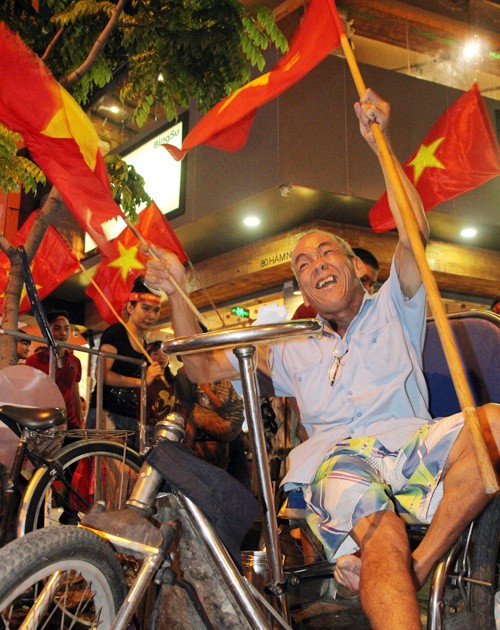 Những cổ động viên đặc biệt trong đêm 'bùng nổ' cùng U23 Việt Nam ảnh 23