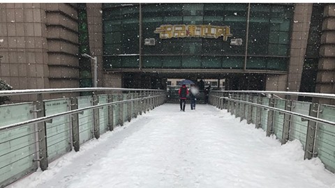 Mưa tuyết tại Thường Châu, bỏ ngỏ khả năng trận chung kết bị hoãn ảnh 1