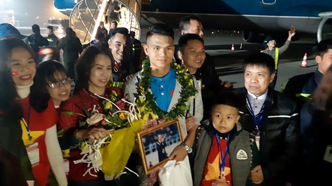 Người hâm mộ Nghệ-Tĩnh nô nức đón những 'người hùng' U23 trở về quê hương ảnh 6