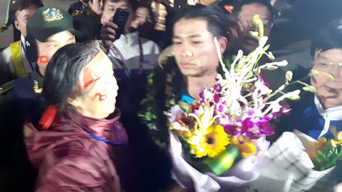 Người hâm mộ Nghệ-Tĩnh nô nức đón những 'người hùng' U23 trở về quê hương ảnh 4