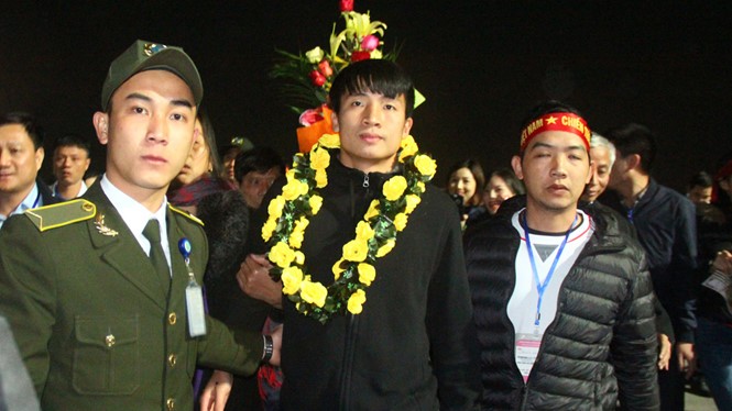 Người hâm mộ Nghệ-Tĩnh nô nức đón những 'người hùng' U23 trở về quê hương ảnh 5