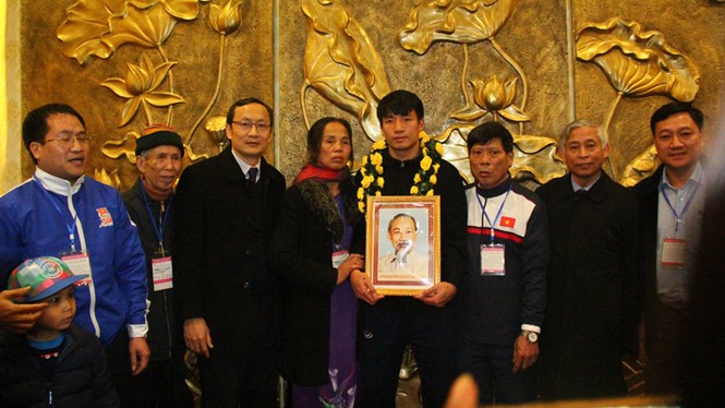 Người hâm mộ Nghệ-Tĩnh nô nức đón những 'người hùng' U23 trở về quê hương ảnh 9