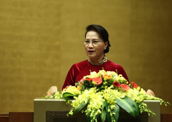 Các cầu thủ U23 Việt Nam ký tên lên lá đại kỳ do Chủ tịch Quốc hội mang về từ Lũng Cú ảnh 1