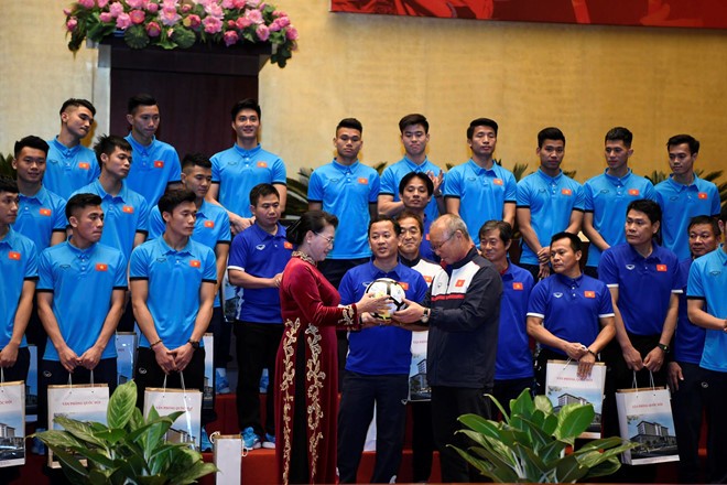 Các cầu thủ U23 Việt Nam ký tên lên lá đại kỳ do Chủ tịch Quốc hội mang về từ Lũng Cú ảnh 2