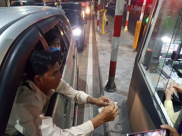BOT Cần Thơ-Phụng Hiệp: Phản đối lệnh cấm, tài xế chơi chiêu 'tiền lẻ nhúng nước' ảnh 3