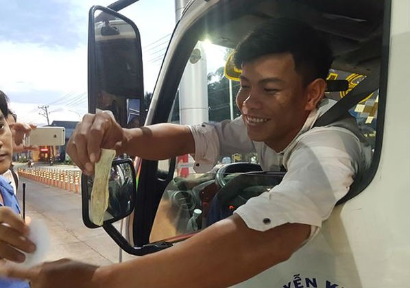 BOT Cần Thơ-Phụng Hiệp: Phản đối lệnh cấm, tài xế chơi chiêu 'tiền lẻ nhúng nước' ảnh 1