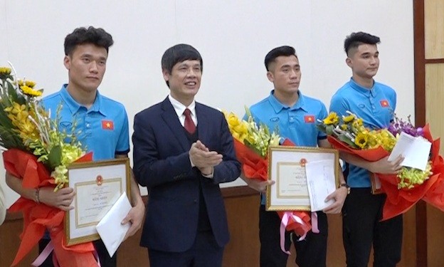 Người dân Thanh Hóa xếp hàng, nhảy múa chào mừng Tiến Dũng, Tiến Dũng, Văn Đại trở về quê hương ảnh 5