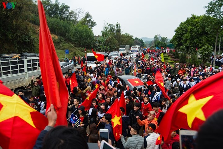 Tuyên Quang: Hàng nghìn người đổ ra đường đón Xuân Trường và Thành Chung về 'vinh quy bái tổ' ảnh 1