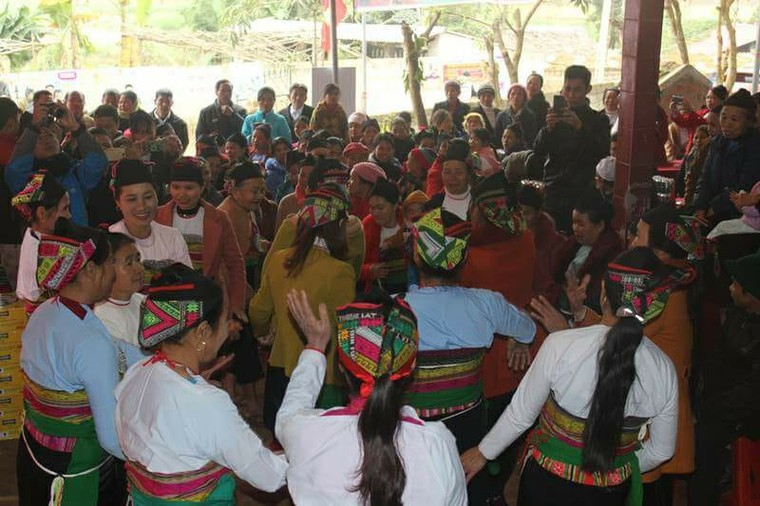 Người dân Thanh Hóa xếp hàng, nhảy múa chào mừng Tiến Dũng, Tiến Dũng, Văn Đại trở về quê hương ảnh 11