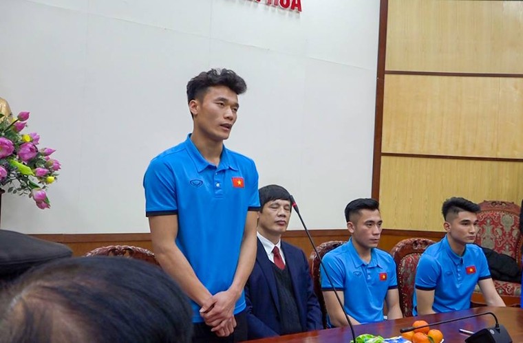 Người dân Thanh Hóa xếp hàng, nhảy múa chào mừng Tiến Dũng, Tiến Dũng, Văn Đại trở về quê hương ảnh 6