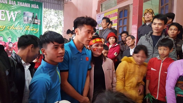 Người dân Thanh Hóa xếp hàng, nhảy múa chào mừng Tiến Dũng, Tiến Dũng, Văn Đại trở về quê hương ảnh 9