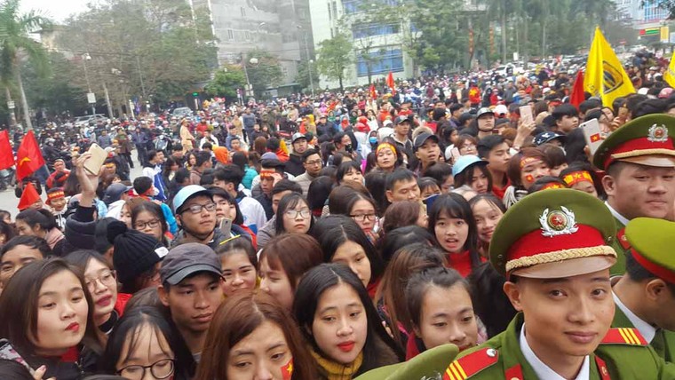 Người dân Thanh Hóa xếp hàng, nhảy múa chào mừng Tiến Dũng, Tiến Dũng, Văn Đại trở về quê hương ảnh 7