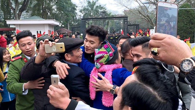 Người dân Thanh Hóa xếp hàng, nhảy múa chào mừng Tiến Dũng, Tiến Dũng, Văn Đại trở về quê hương ảnh 3