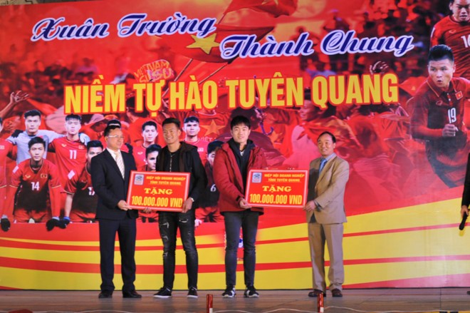 Tuyên Quang: Hàng nghìn người đổ ra đường đón Xuân Trường và Thành Chung về 'vinh quy bái tổ' ảnh 9