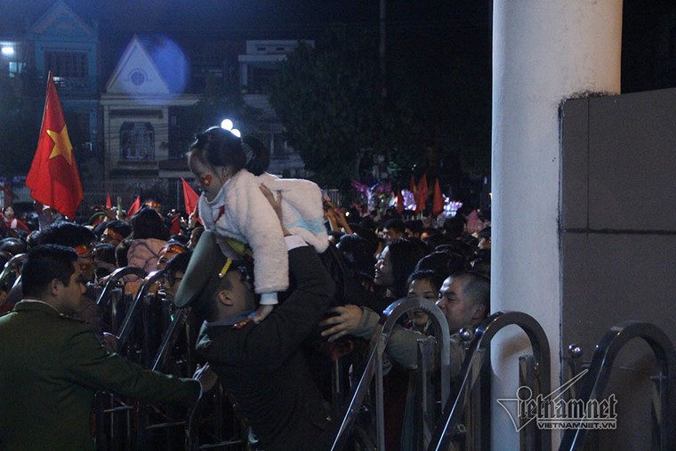 Hải Dương: Người lớn, trẻ nhỏ chen lấn để được gặp mặt 'Bộ 4' U23 Việt Nam ảnh 3