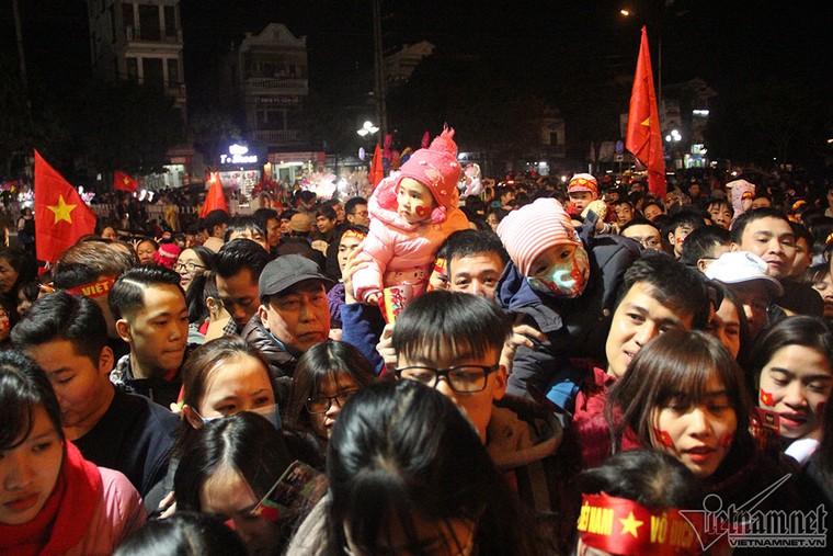 Hải Dương: Người lớn, trẻ nhỏ chen lấn để được gặp mặt 'Bộ 4' U23 Việt Nam ảnh 2