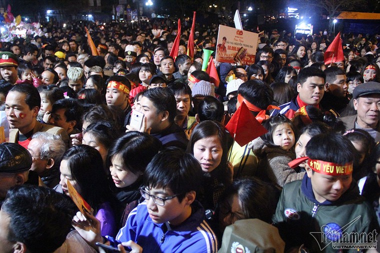 Hải Dương: Người lớn, trẻ nhỏ chen lấn để được gặp mặt 'Bộ 4' U23 Việt Nam ảnh 1