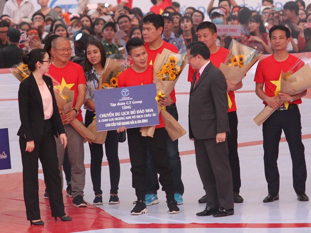 Chùm ảnh: Văn Thanh ăn mừng ngạo nghễ, Tiến Dũng dành lời tri ân bố mẹ ảnh 7