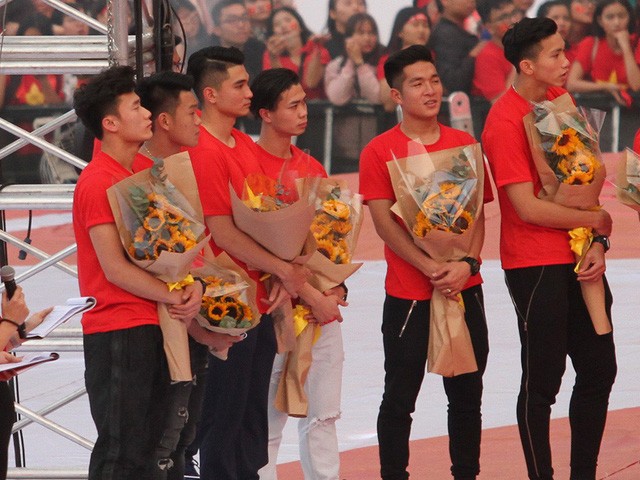 Thầy Park lại 'rơi lệ' trước tình cảm của người hâm mộ TP HCM ảnh 6