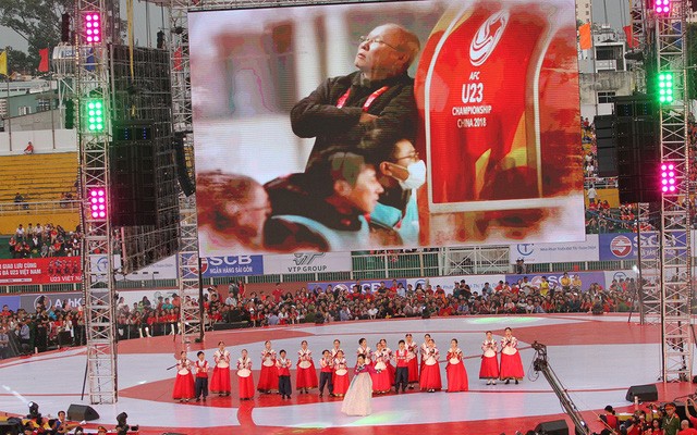 Chùm ảnh: Văn Thanh ăn mừng ngạo nghễ, Tiến Dũng dành lời tri ân bố mẹ ảnh 2