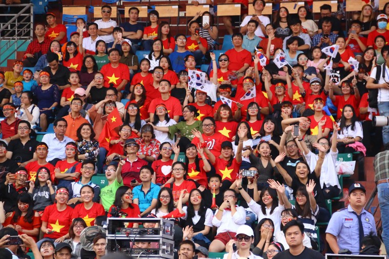 Chùm ảnh: Văn Thanh ăn mừng ngạo nghễ, Tiến Dũng dành lời tri ân bố mẹ ảnh 1