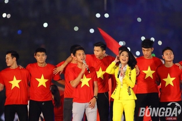 Chùm ảnh: Văn Thanh ăn mừng ngạo nghễ, Tiến Dũng dành lời tri ân bố mẹ ảnh 8